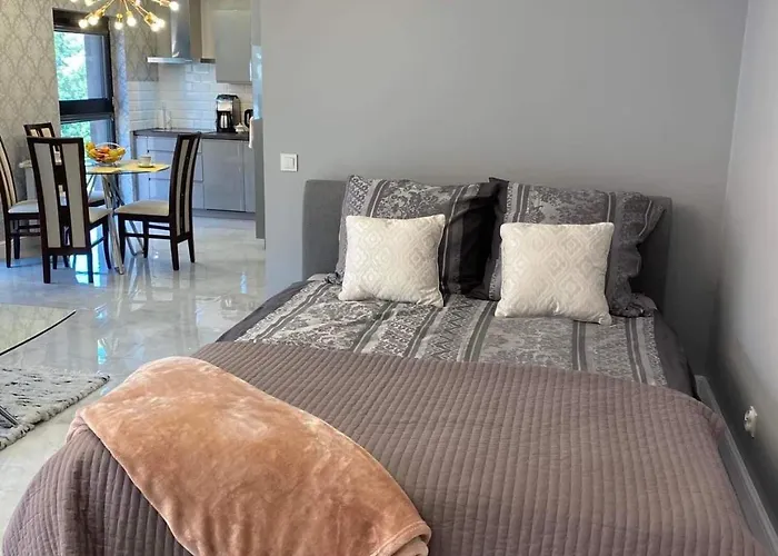 Golden Glow Apartment *